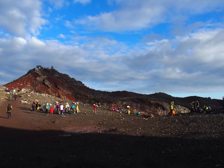青空をバックに映える富士山